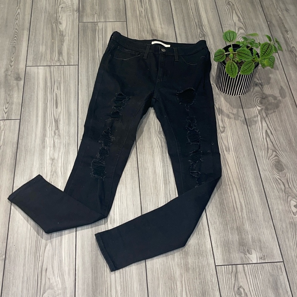 Black Levi’s 720 high rise super skinny jeans.